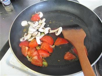 蘑菇鸡肉焗饭怎么做，蘑菇鸡肉焗饭怎么做好吃，蘑菇鸡肉焗饭做法