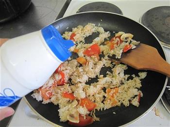 蘑菇鸡肉焗饭怎么做，蘑菇鸡肉焗饭怎么做好吃，蘑菇鸡肉焗饭做法