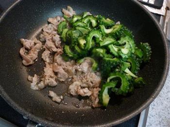 鸡蛋豆腐炒苦瓜怎么做，鸡蛋豆腐炒苦瓜怎么做好吃，鸡蛋豆腐炒苦瓜做法