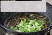 黄金海茸拌西芹怎么做，黄金海茸拌西芹怎么做好吃，黄金海茸拌西芹做法