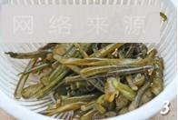 黄金海茸拌西芹怎么做，黄金海茸拌西芹怎么做好吃，黄金海茸拌西芹做法