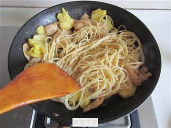 菠萝鸡肉炒意面怎么做，菠萝鸡肉炒意面怎么做好吃，菠萝鸡肉炒意面做法