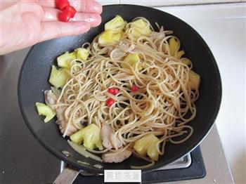 菠萝鸡肉炒意面怎么做，菠萝鸡肉炒意面怎么做好吃，菠萝鸡肉炒意面做法