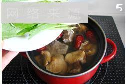 小白菜牛肉蘑菇汤怎么做，小白菜牛肉蘑菇汤怎么做好吃，小白菜牛肉蘑菇汤做法