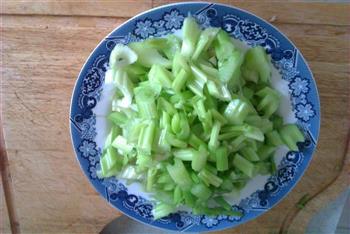 芹菜炒豆干怎么做，芹菜炒豆干怎么做好吃，芹菜炒豆干做法