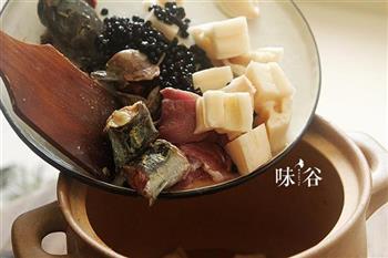 莲藕黑豆煲鲶鱼汤怎么做，莲藕黑豆煲鲶鱼汤怎么做好吃，莲藕黑豆煲鲶鱼汤做法