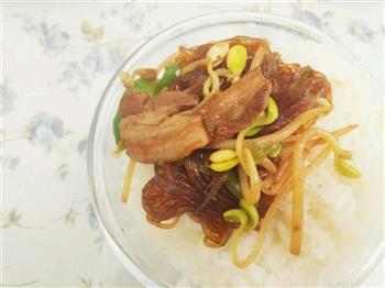 五花肉黄豆芽青椒炒粉条怎么做，五花肉黄豆芽青椒炒粉条怎么做好吃，五花肉黄豆芽青椒炒粉条做法