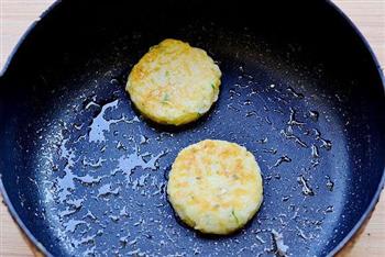 剩米饭的好去处-米香鳕鱼饼怎么做，剩米饭的好去处-米香鳕鱼饼怎么做好吃，剩米饭的好去处-米香鳕鱼饼做法