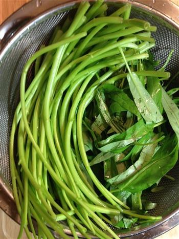 沙茶羊肉炒空心菜怎么做，沙茶羊肉炒空心菜怎么做好吃，沙茶羊肉炒空心菜做法