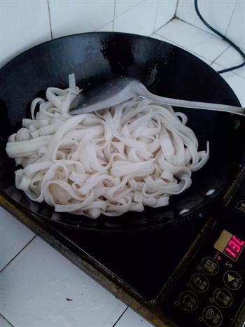 芹菜鸡蛋炒河粉怎么做，芹菜鸡蛋炒河粉怎么做好吃，芹菜鸡蛋炒河粉做法