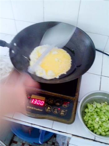 芹菜鸡蛋炒河粉怎么做，芹菜鸡蛋炒河粉怎么做好吃，芹菜鸡蛋炒河粉做法