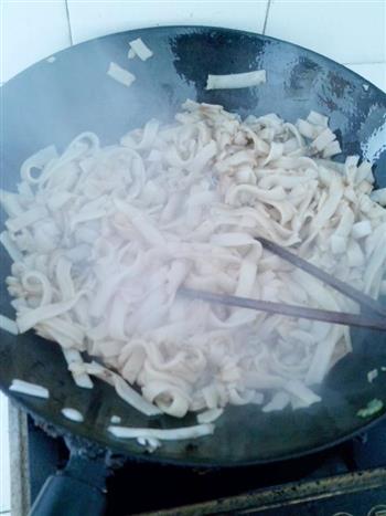 芹菜鸡蛋炒河粉怎么做，芹菜鸡蛋炒河粉怎么做好吃，芹菜鸡蛋炒河粉做法