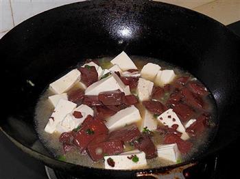 鸭血烩豆腐怎么做，鸭血烩豆腐怎么做好吃，鸭血烩豆腐做法