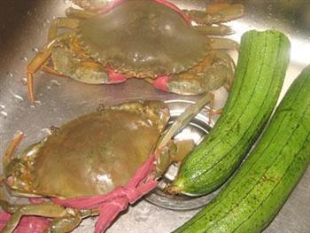 水瓜煮螃蟹怎么做，水瓜煮螃蟹怎么做好吃，水瓜煮螃蟹做法