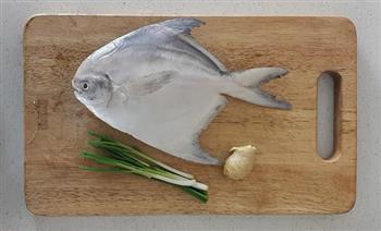 清蒸葱油白鲳鱼怎么做，清蒸葱油白鲳鱼怎么做好吃，清蒸葱油白鲳鱼做法