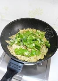 青椒炒干豆腐怎么做，青椒炒干豆腐怎么做好吃，青椒炒干豆腐做法