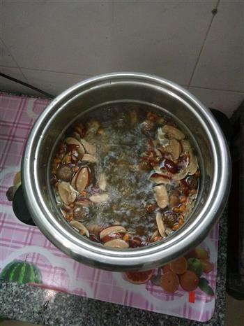 金钱菇煲乌鸡汤怎么做，金钱菇煲乌鸡汤怎么做好吃，金钱菇煲乌鸡汤做法