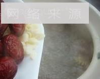 红枣杏仁煲鸡汤怎么做，红枣杏仁煲鸡汤怎么做好吃，红枣杏仁煲鸡汤做法